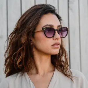 Labritja Demi Brown – Gris à Rosa